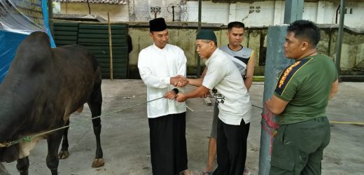 Danrem 064/MY Menyerahkan Hewan Qurban bagi Masyarakat Kurang Mampu