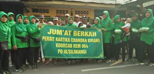 Jumat Berkah, Persit Kartika Chandra Kirana Bagikan Sarapan Pagi Bagi Tukang Becak