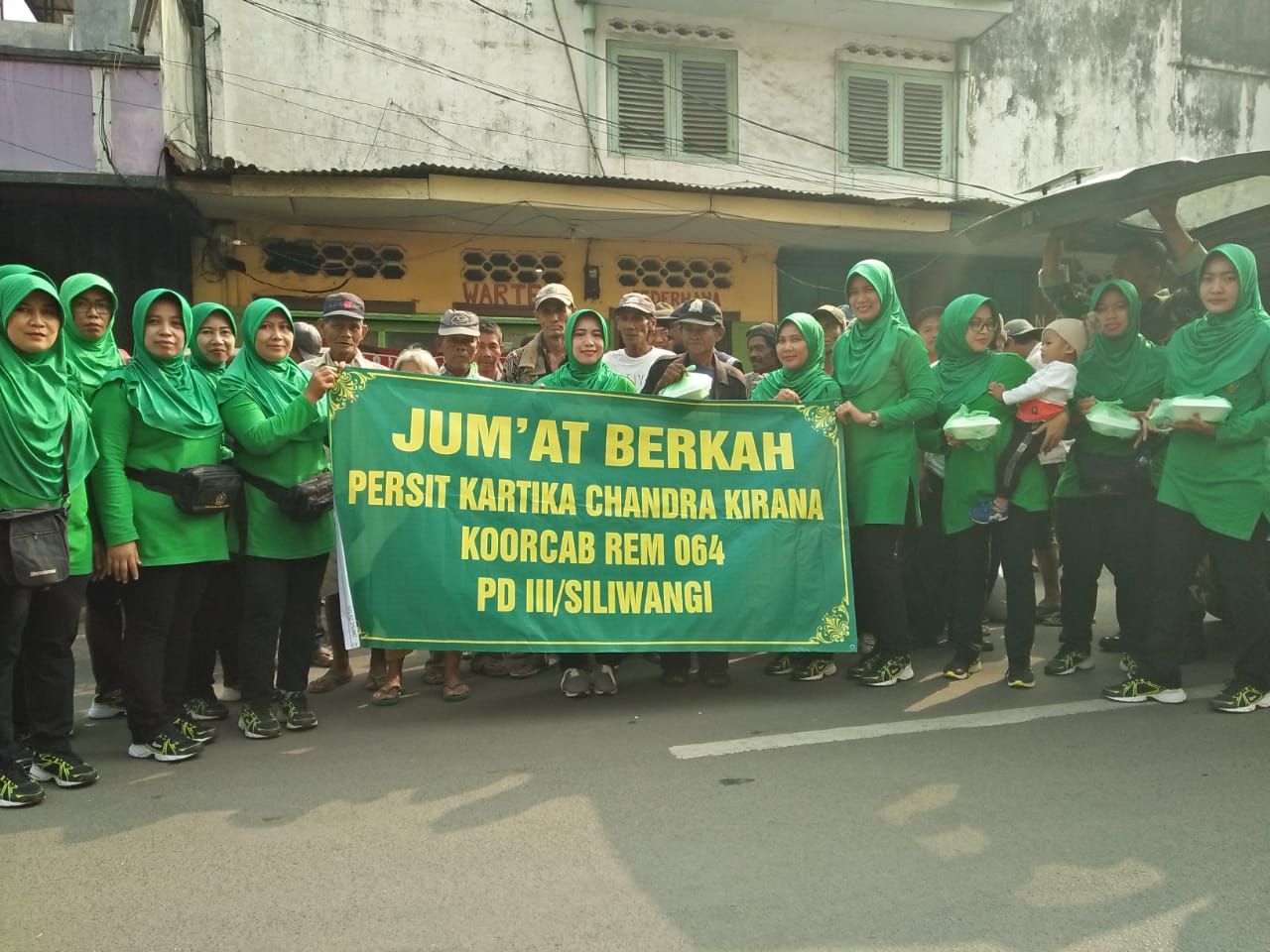 Jumat Berkah, Persit Kartika Chandra Kirana Bagikan Sarapan Pagi Bagi Tukang Becak