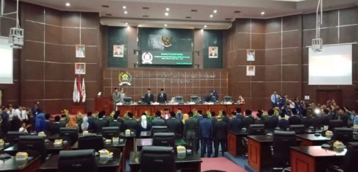 Aksi Unjuk Rasa Warnai Pelantikan Anggota DPRD Kota Serang