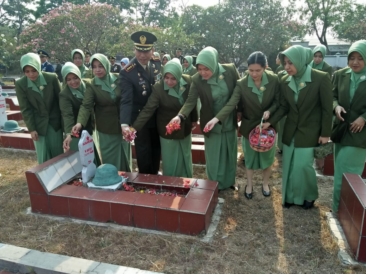 Jelang puncak  HUT ke – 74 TNI, Danrem 064/MY Lakukan Ziarah Nasional