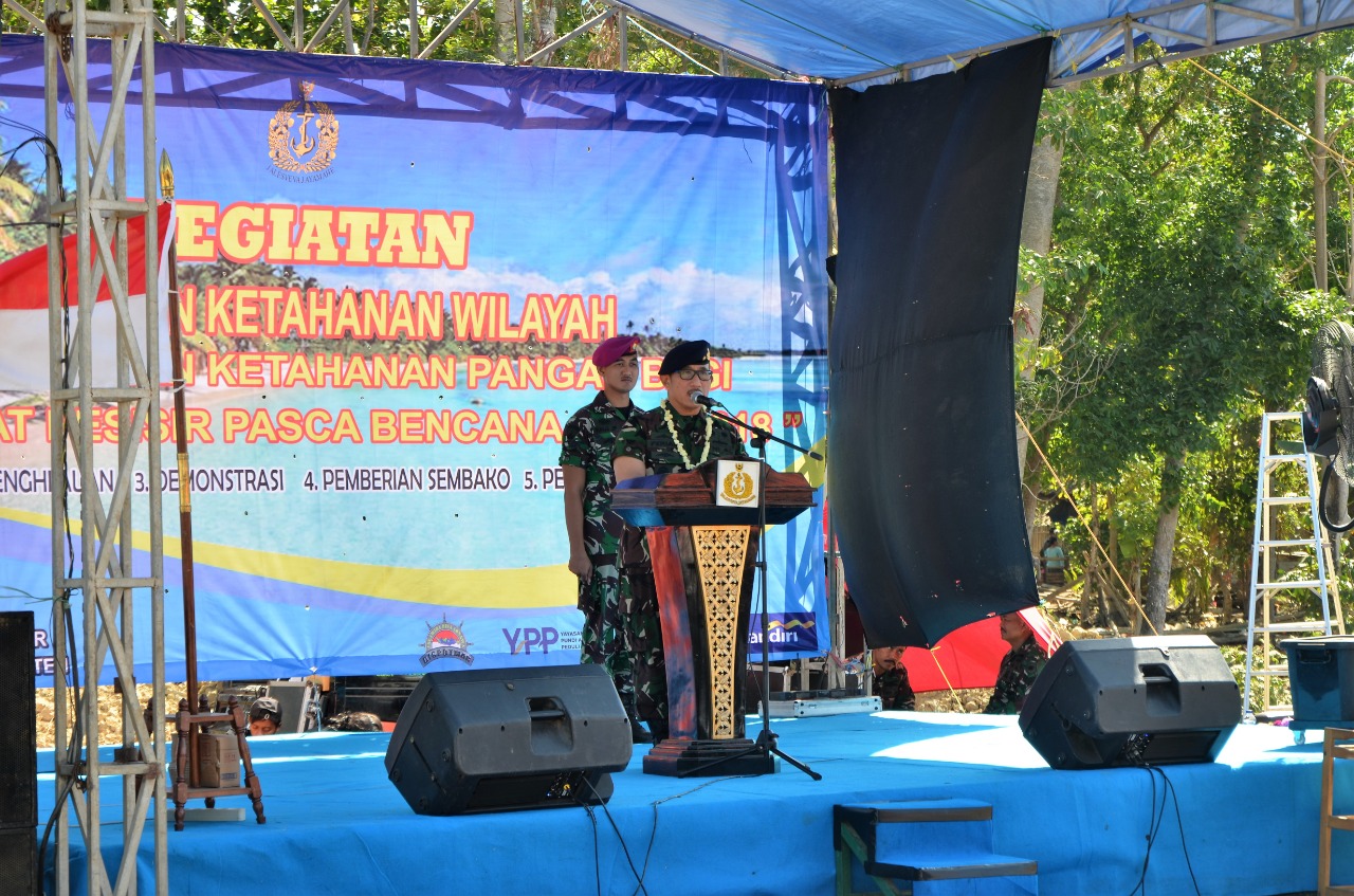 Lanal Banten Salurkan Bantuan 30 Unit Perahu Nelayan Korban Tsunami