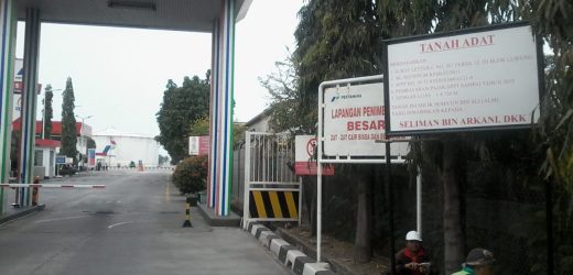 Tim Kuasa Hukum Dan Ahli Waris Pasang Plang Hak Milik Di Depan Pintu Masuk Pertamina TBBM Tanjung Gerem