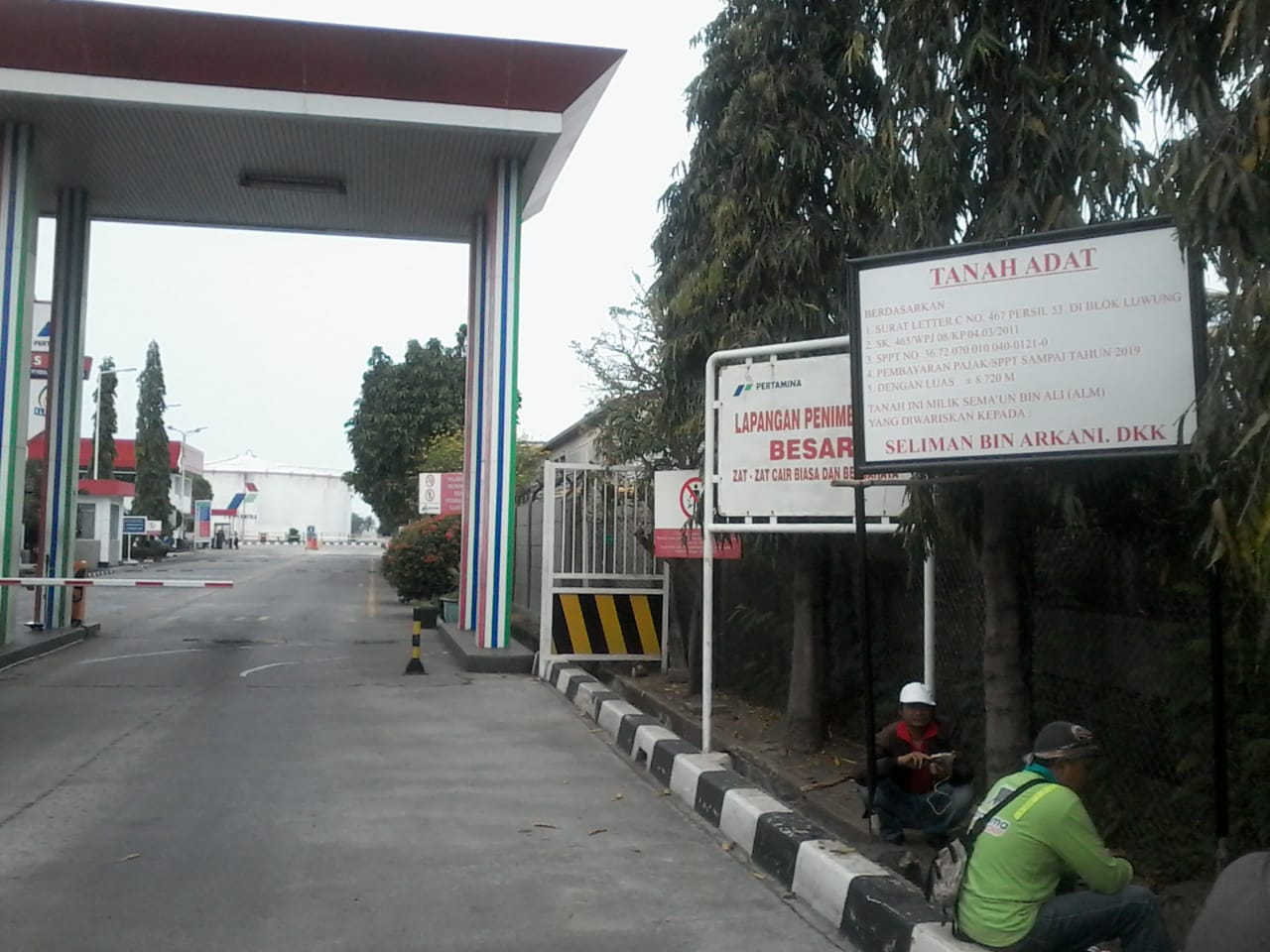 Tim Kuasa Hukum Dan Ahli Waris Pasang Plang Hak Milik Di Depan Pintu Masuk Pertamina TBBM Tanjung Gerem