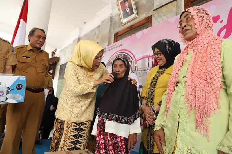 Peringati Hari Ibu, Bupati Tatu Berbagi Inspirasi Dan Hibur Lansia