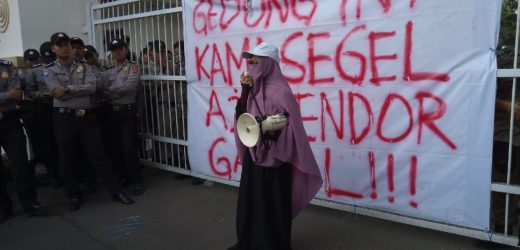 Dinilai Gagal, Mahasiswa Segel Puspemkot Serang