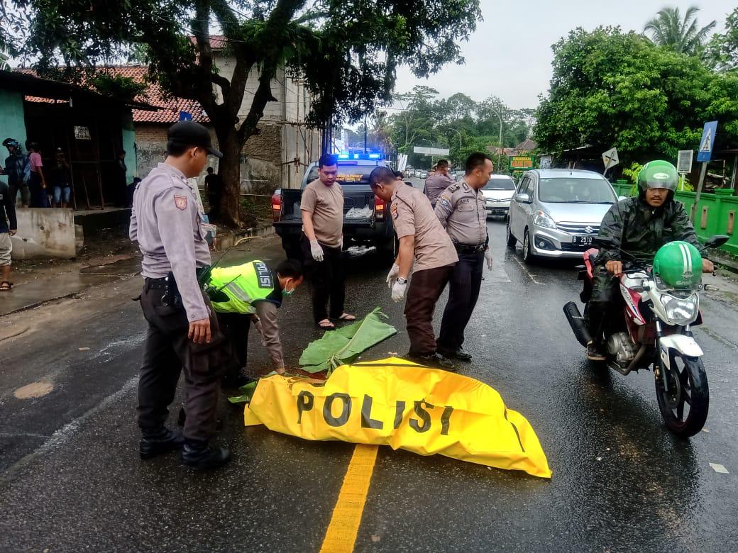 Tragis! Seorang IRT Terlindas Truk Di Jalan Raya Serang-Pandeglang