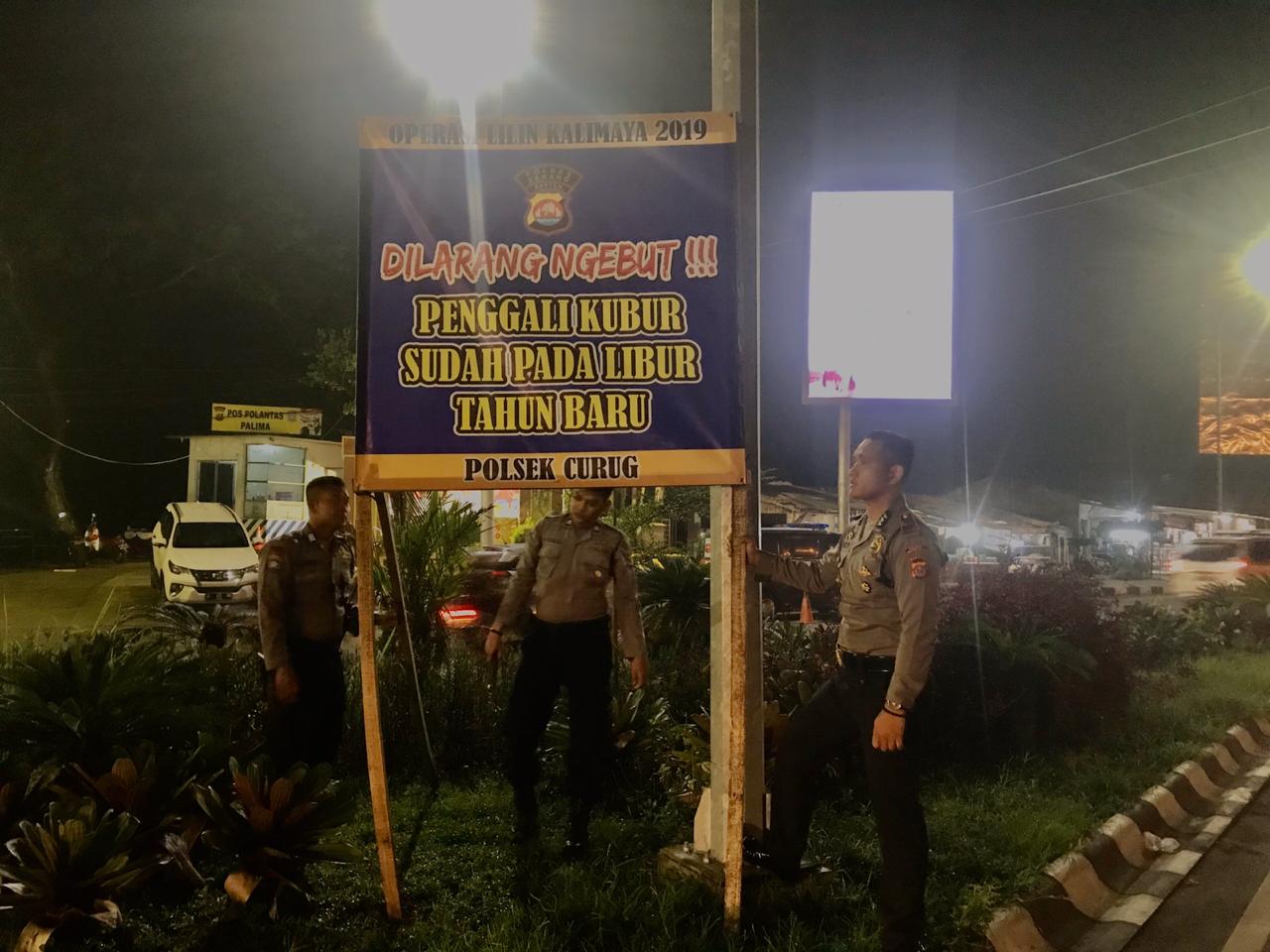 Cegah Lakalantas, Polsek Curug Pasang Spanduk Himbauan