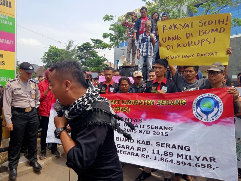 Peringati Hari Anti Korupsi, FPKS Demo Kejari Tuntaskan Dugaan Korupsi BUMD Serang