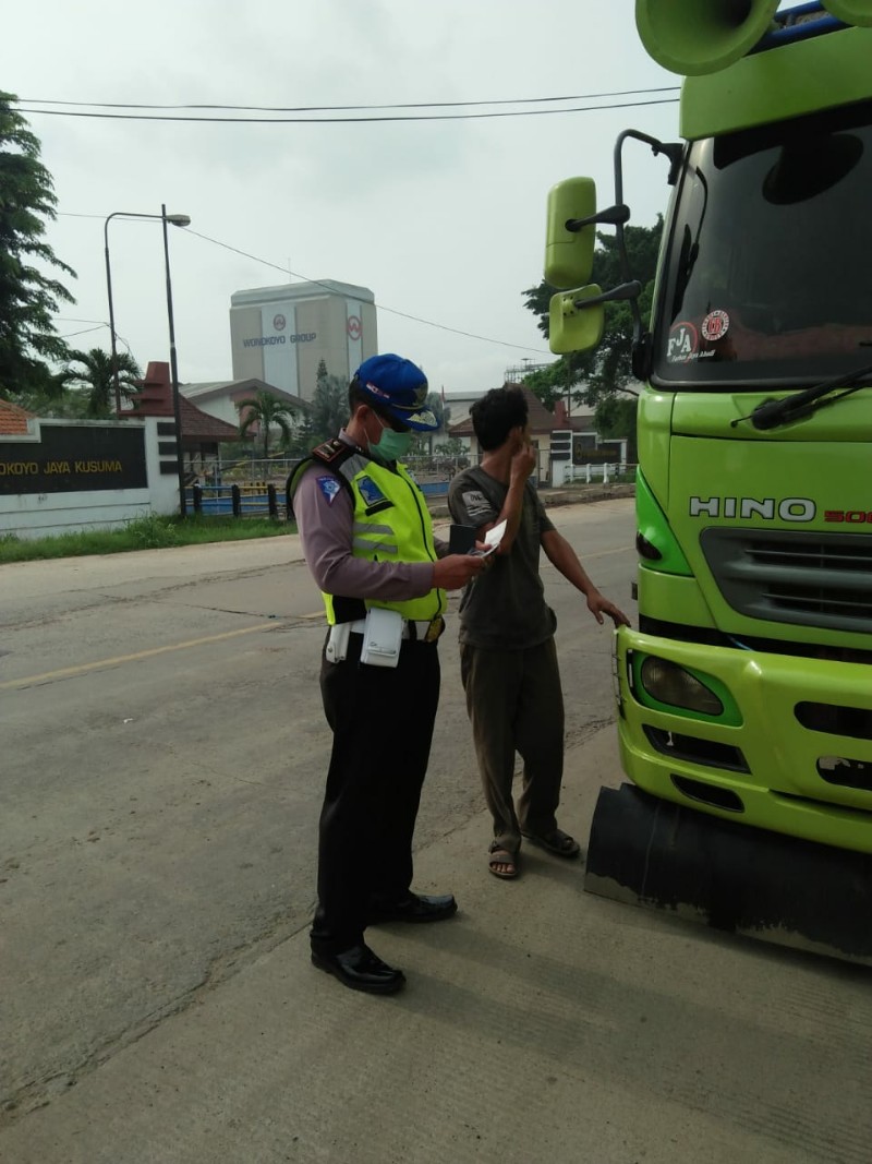 Satlantas Polres Serang Tindak Truk Odol Di Jalan Raya Cirabit