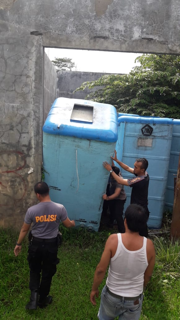 Polres Serang Bantu Sarana MCK Korban Longsor Dan Banjir Bandang Lebak