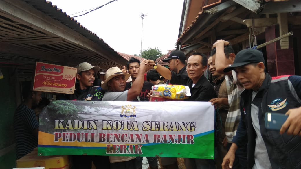 Kadin Kota Serang Salurkan Bantuan Untuk Korban Banjir di Sajira