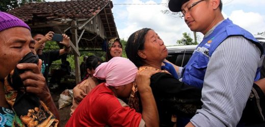 Kunjungi Korban Banjir Bandang Lebak, Wagub Banten Disambut Tangis Ibu-ibu Pengungsi