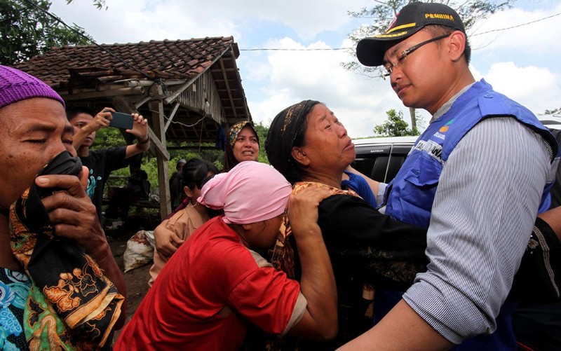 Kunjungi Korban Banjir Bandang Lebak, Wagub Banten Disambut Tangis Ibu-ibu Pengungsi