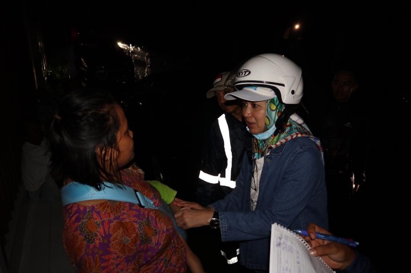 Gunakan Sepeda Motor,   Airin Pantau Banjir Di Tujuh Kecamatan