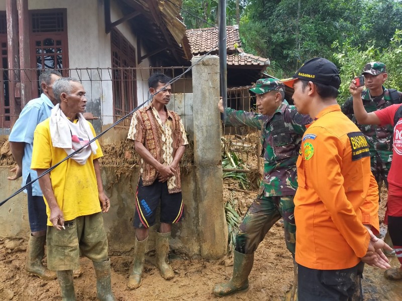 Danrem 064/MY Kunjungi Korban Longsor Dan Banjir Bandang Lebak