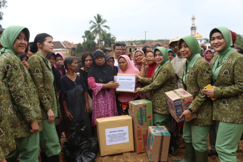 Bantu Korban Banjir Persit KCK Koorcab Rem 064 PD III/Siliwangi Salurkan Bantuan