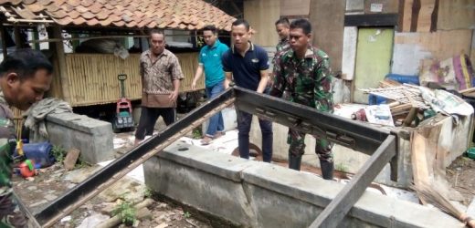 Koramil 0219/Cikande Bersihkan Rumah Warga Yang Terkena Banjir