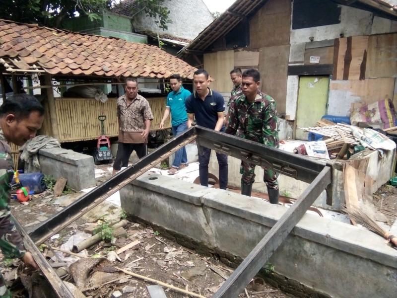 Koramil 0219/Cikande Bersihkan Rumah Warga Yang Terkena Banjir