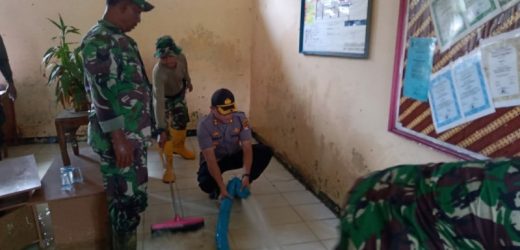 Kapolres Dan Dandim Serang Ngepel Lantai Kelas SDN Carenang Udik Bekas Banjir