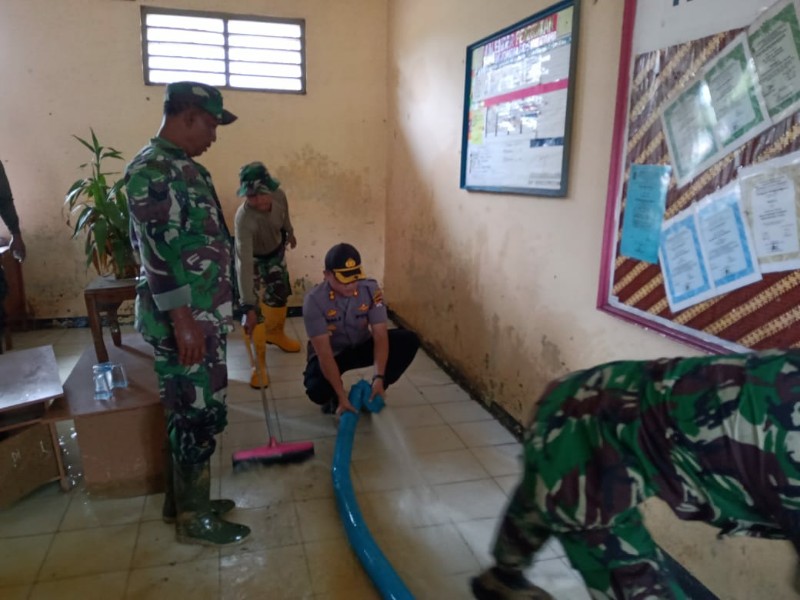 Kapolres Dan Dandim Serang Ngepel Lantai Kelas SDN Carenang Udik Bekas Banjir