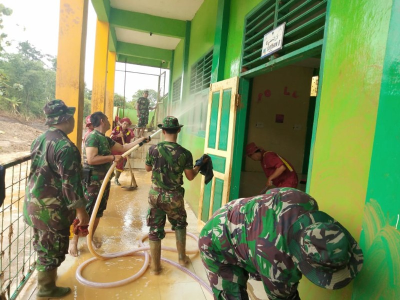 Korem 064/MY Laksanakan Karya Bakti Membersihkan Ponpes Latansa