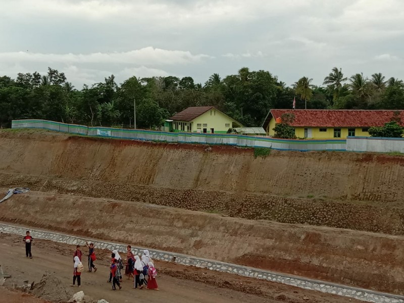 Haduuuhh…!!! SDN Cilayangguha Dikepung Jalan Tol, Hingga Kini Belum Ada Kepastian Relokasi