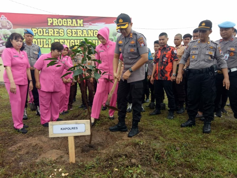 Implementasikan Arahan Kapolri, Polres Serang Lakukan Penghijauan Lingkungan