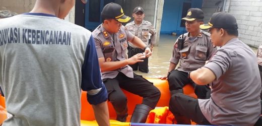 Dengan Perahu Karet, Kapolres Serang Tinjau Lokasi Banjir