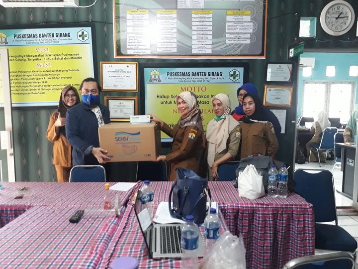 Peduli Tenaga Medis Tangani Covid-19, IKA FAM Beri Bantuan Masker