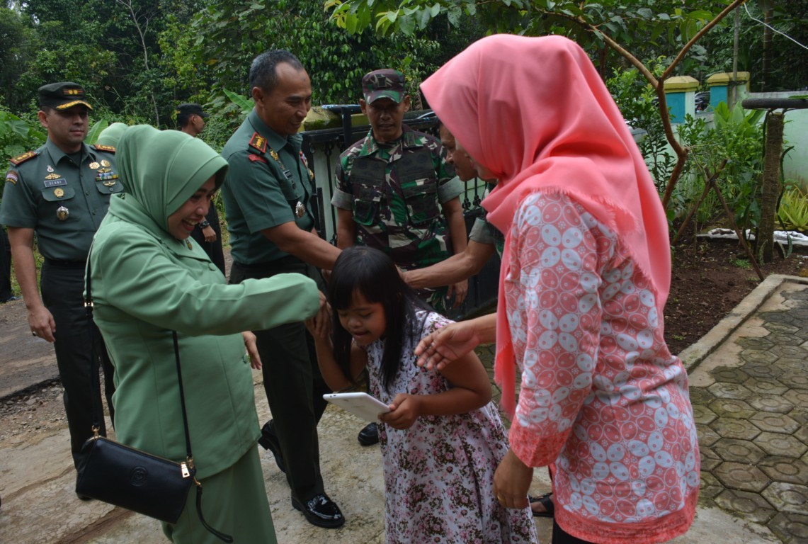 HUT Ke-74, Ketua Persit Koorcab Rem 064 PD III/Siliwangi Kunjungi Kediaman Anggota