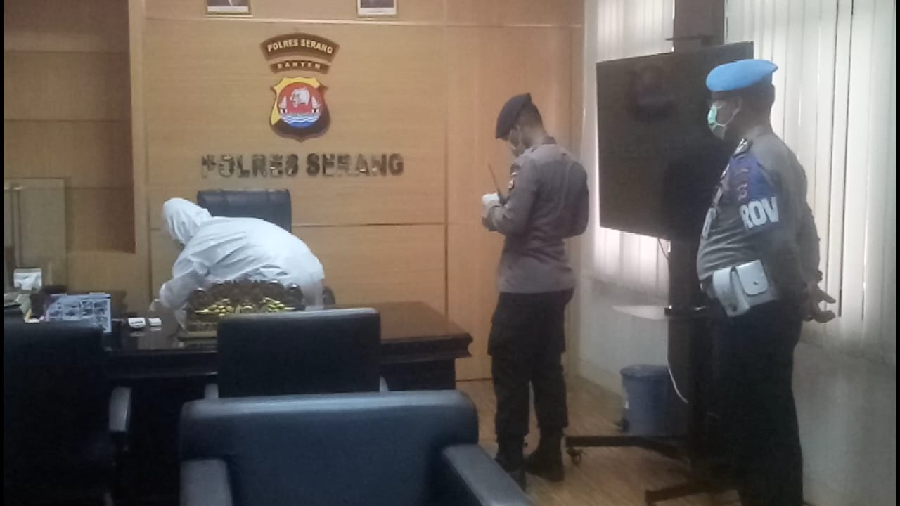 Satbrimob Polda Banten Lakukan Penyemprotan Disinfektan di Pamolres Serang