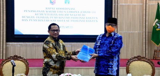 Mendagri Serahkan Buku Penanganan Corona ke Gubernur Banten