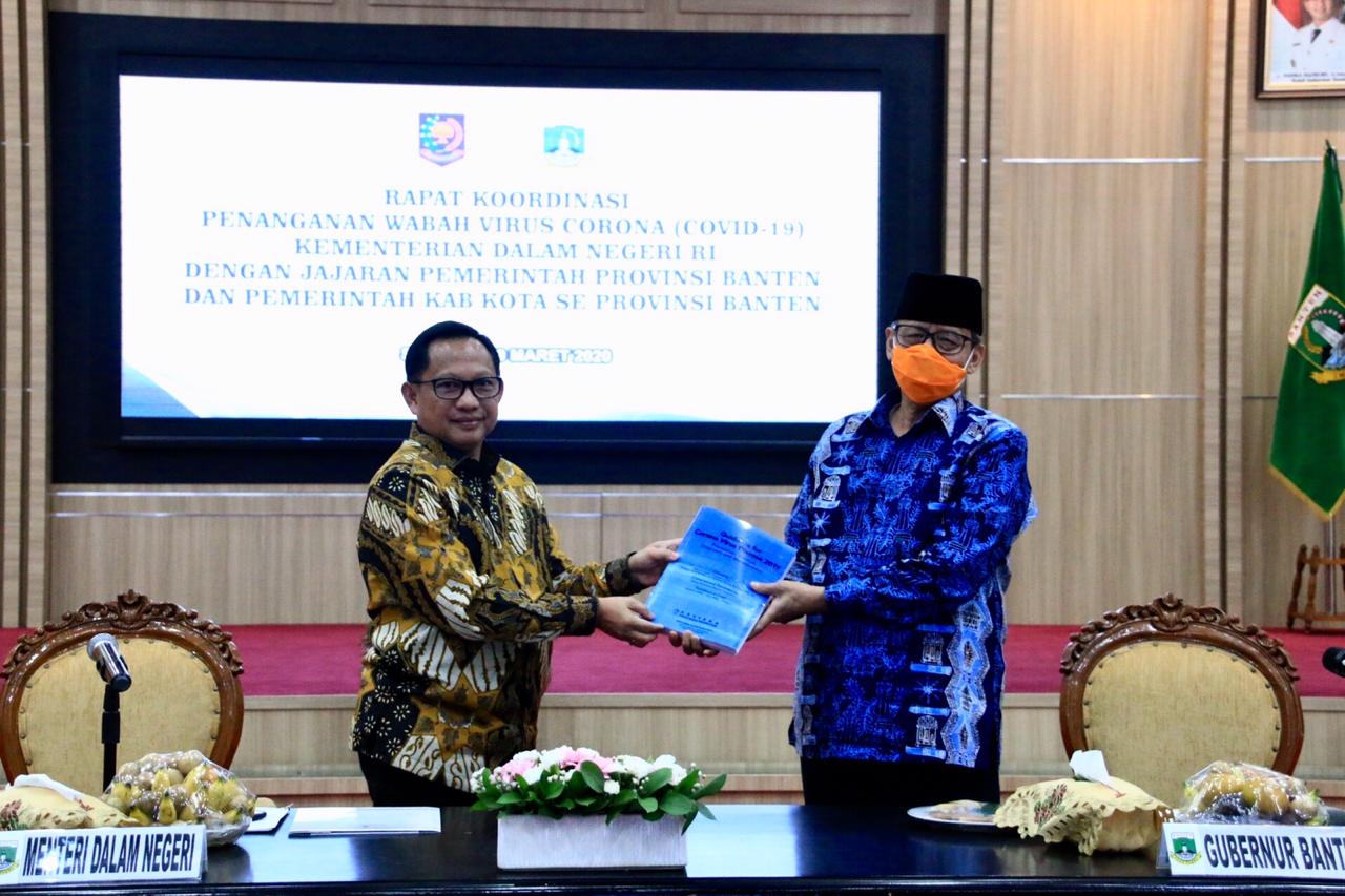 Mendagri Serahkan Buku Penanganan Corona ke Gubernur Banten