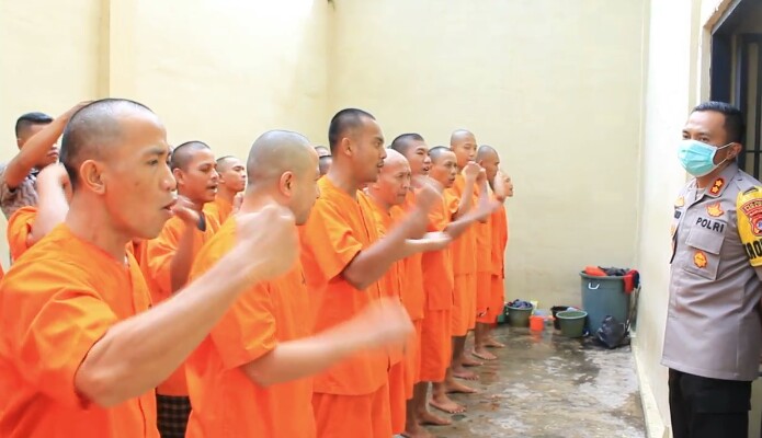 Jaga Kesehatan, Kapolres Serang Ajak Napi Olah Raga Bersama