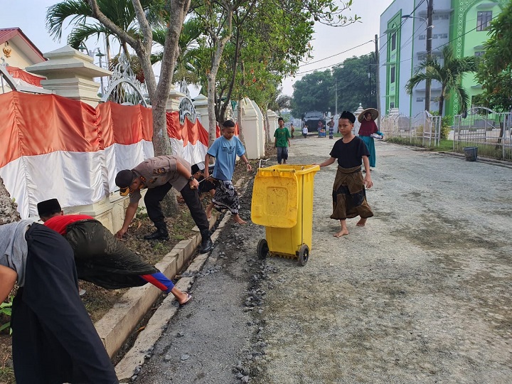 Antisipasi Penyebaran Virus Corona TNI Polri Lakukan Kerja Bakti di Fasum dan Sarana Ibadah di Tanara
