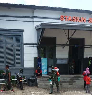 Stasiun Serang Disemprot Disinfektan Tim Gabungan TNI POLRI