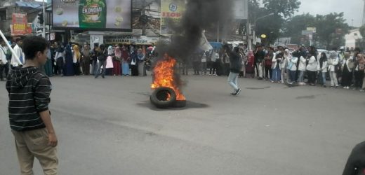 Tolak Omnibus-Law Mahasiswa Aksi Bakar Ban Hingga Tutup Akses Jalan