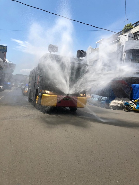 Polda Banten dan  Jajaran Polres  Serentak Laksanakan Penyemprotan Disinfektan