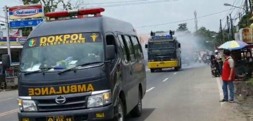 Polres Serang Kerahkan Mobil AWC Semprotkan 6000 Liter Disinfektan