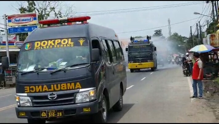 Polres Serang Kerahkan Mobil AWC Semprotkan 6000 Liter Disinfektan