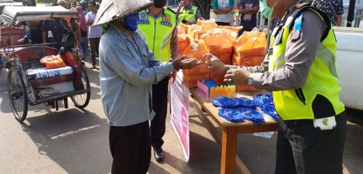 Ditlantas Bersama Bhayangkari Polda Banten Bagikan Masker dan Hand Sanitizer Kepada Masyarakat Kota Serang