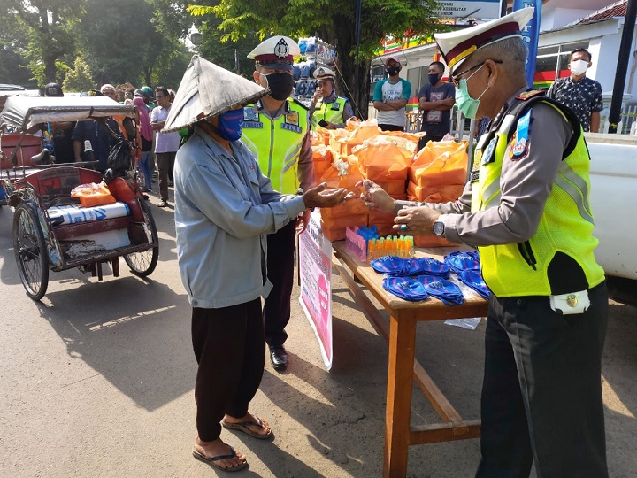 Ditlantas Bersama Bhayangkari Polda Banten Bagikan Masker dan Hand Sanitizer Kepada Masyarakat Kota Serang