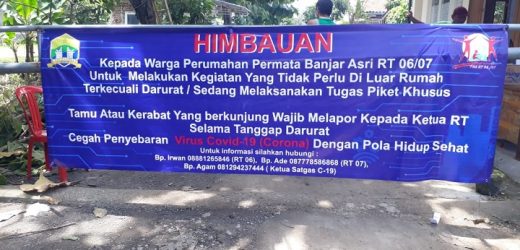 Cegah Penyebaran Covid 19, Warga Permata Banjar Asri Semprotkan Disinfektan di Pintu Masuk Komplek