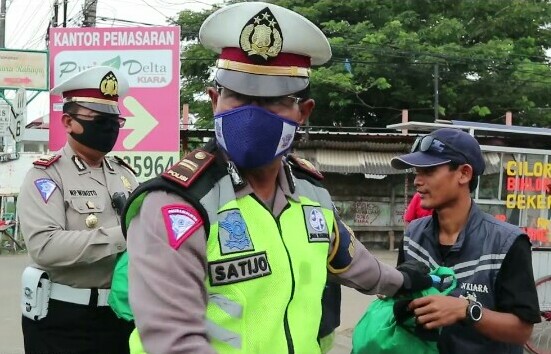 Ditengah Wabah Corona, Satlantas Polres Serang Gelar Baksos
