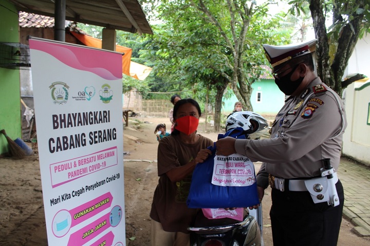 Kapolres dan Pengurus Bhayangkari Serang Bagikan Sembako Ditengah Pandemi Covid-19