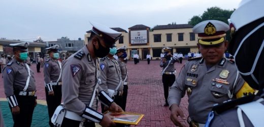 Tangkap Pelaku Curanmor, Dirlantas Polda Banten Beri Penghargaan Bagi Personil Satlantas Polres Serang