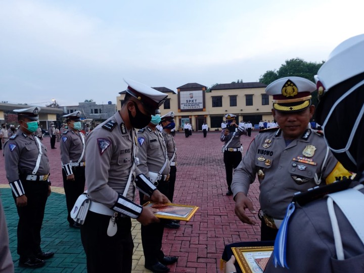 Tangkap Pelaku Curanmor, Dirlantas Polda Banten Beri Penghargaan Bagi Personil Satlantas Polres Serang