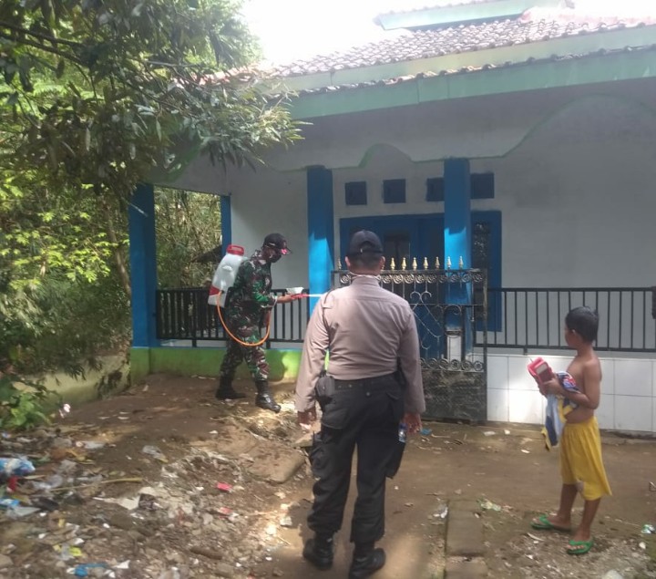 Cegah Penyebaran Corona, Gugus Tugas Covid 19 Kecamatan Padarincang Lakukan Penyemprotan Disinfektan