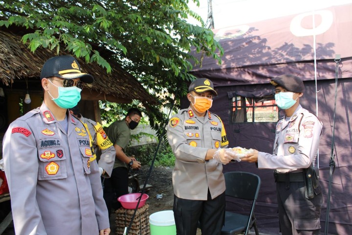 Bantu Warga Terdampak PSBB, Polres Serang Dirikan Dapur Umum